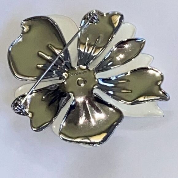 Sarah Coventry Vintage 1980s Enamel Flower Brooch White Silver Gala FancyGrandma - Picture 4 of 5